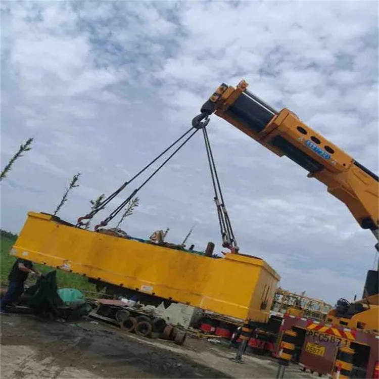 随县吊运集装箱的吊车